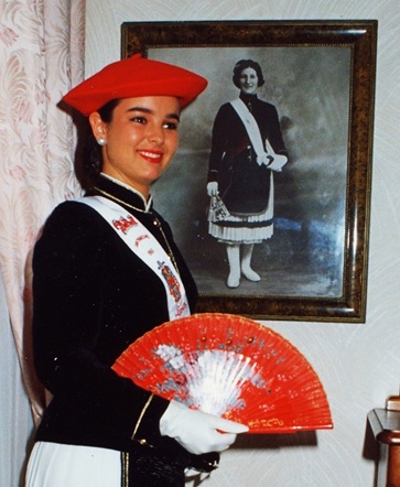 Nerea Ugarte Cantinera Compa a Anaka Junto A Retrato 1993